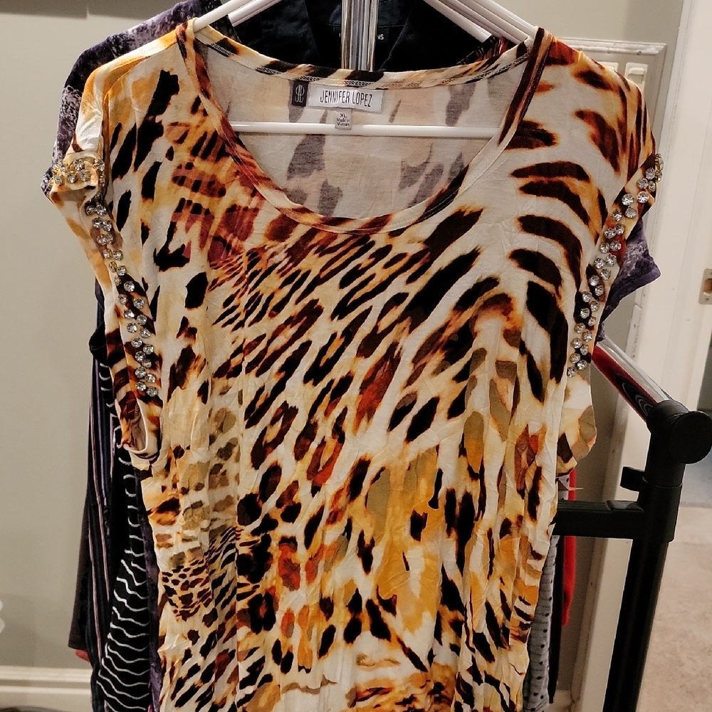 Jennifer Lopez Graphic Fitted Cap Sleeve Tee in Brown and Tan